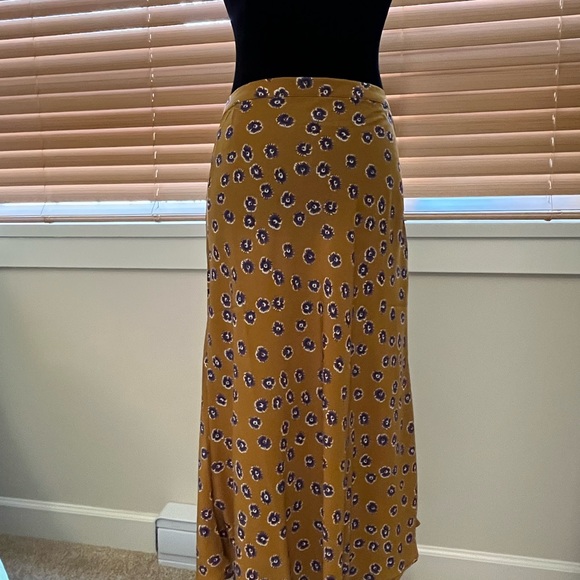 Midi length skirt, gold background with purple and white flower pattern. - Picture 2 of 8